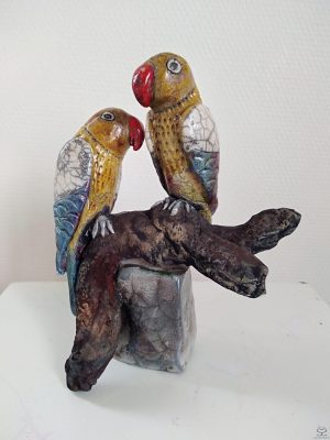 Couple d’inséparables perroquets en céramique raku