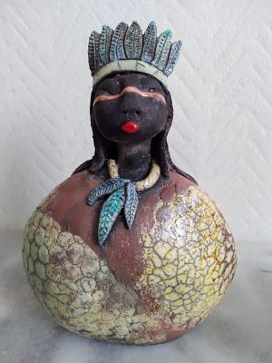 Sculpture Femme Amazonienne en céramique Raku jaune et bleu